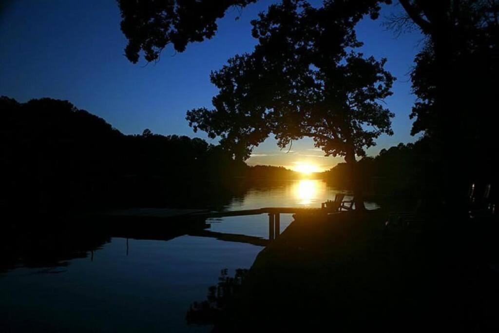 #02 - Unique Lakeside Studio Cottage- Pet Friendly Hot Springs Dış mekan fotoğraf